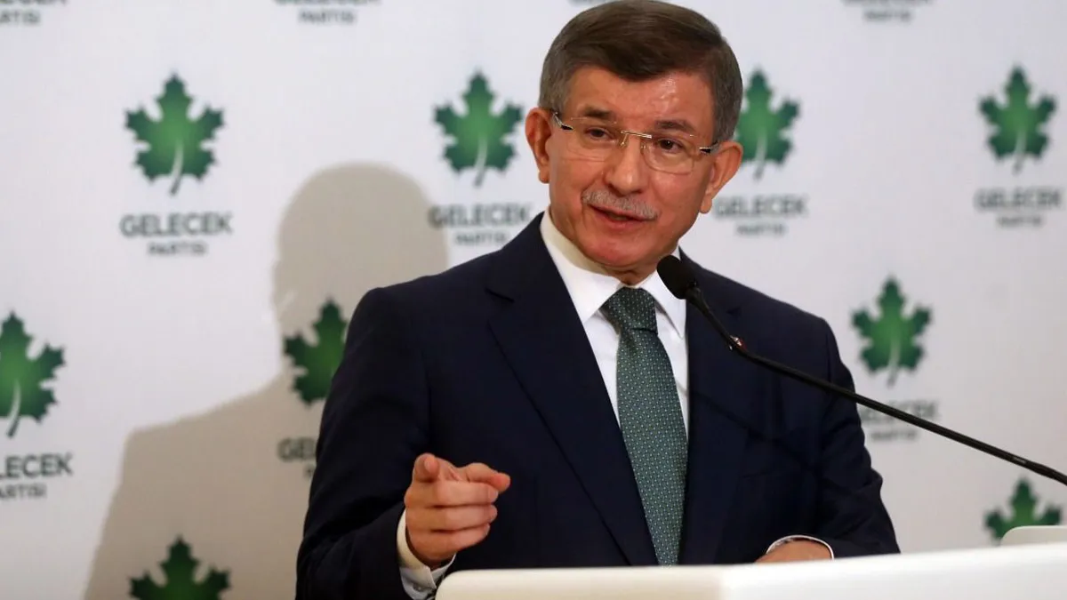 Davutoğlu'ndan 'sansür yasası' tepkisi: Demokrasi tarihine kara bir leke bırakıyorsunuz