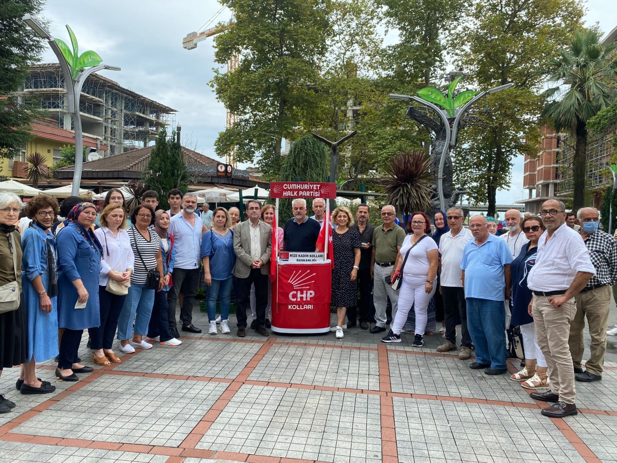 Rize CHP Memişağa Parkında Aşure Dağıttı
