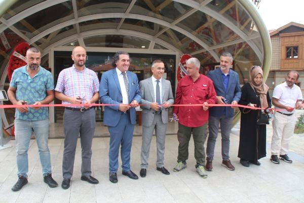  Çay bardağı binasında ‘Türkiye Çay Çarşısında demleniyor’ sergisi