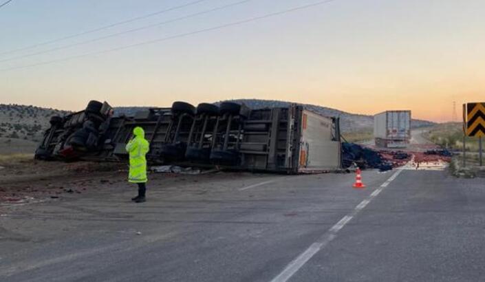 Emirdağ'da domates yüklü TIR devrildi