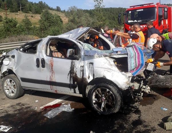Bariyerlere çarpan hafif ticari araç takla attı: 2 yaralı