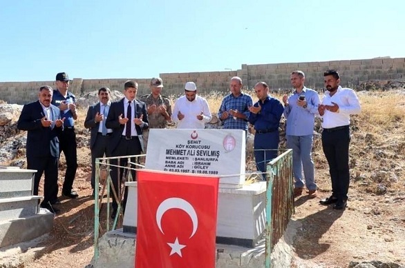   Ayağının tozuyla şehit kabirlerini ve esnafı ziyaret etti