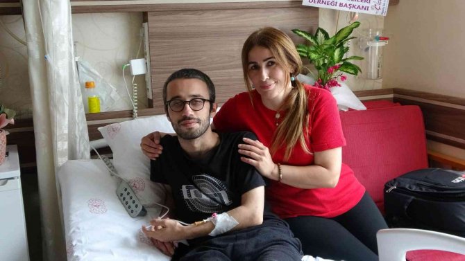 Sokak Köpeklerinden Kaçarken Motosikletiyle Şarampole Yuvarlanan Genç Vidalarla Ayağa Kalkacak