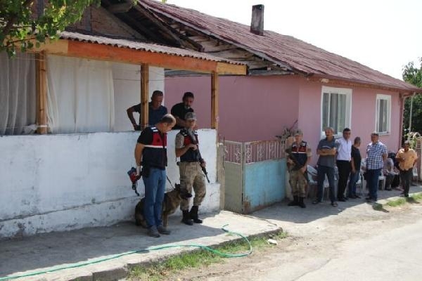 Birlikte yaşadığı kadın ile oğlunu öldürüp, kaçan şüpheli aranıyor