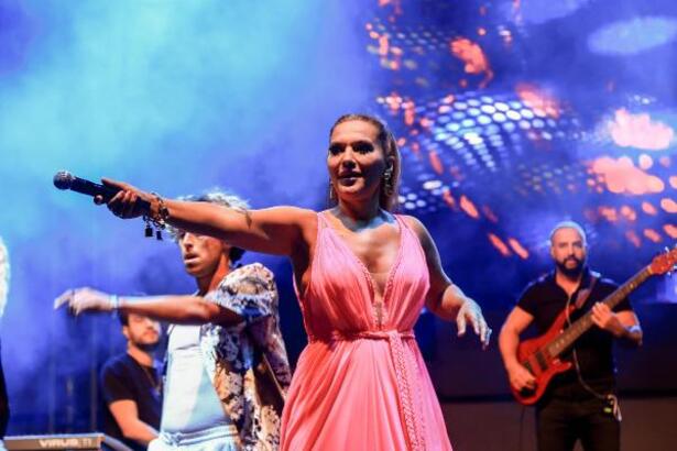  Demet Akalın Uşak'ta sahne aldı