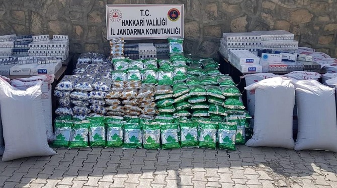 Hakkari'de gümrük kaçağı sigara ve çay ele geçirildi