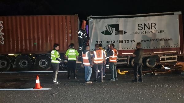 TIR'a çarpan kamyonun şoförü öldü
