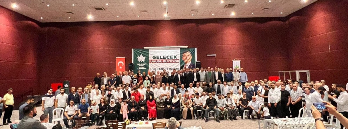 GELECEK PARTİSİ'NE KATILANLARA ROZETLERİ TAKILDI    