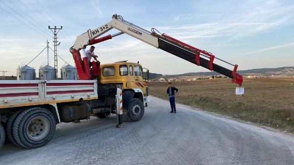 Vinçle gelin arabasının önünü kesip, bahşiş istedi