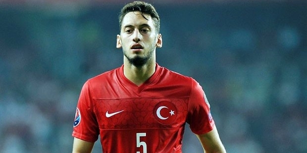 Hakan Çalhanoğlu milli takımda neden yok? Hakan Çalhanoğlu niye milli takımda yok? Hakan Çalhanoğlu sakat mı?
