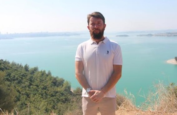 Sokak köpekleri için plastik atıklı yiyecek tehlikesi