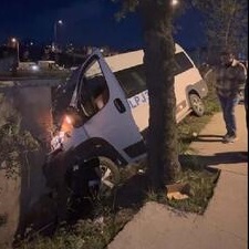 Arnavutköy’de kaza yapan servis aracı kaldırımda yürüyen öğrenciye çarptı
