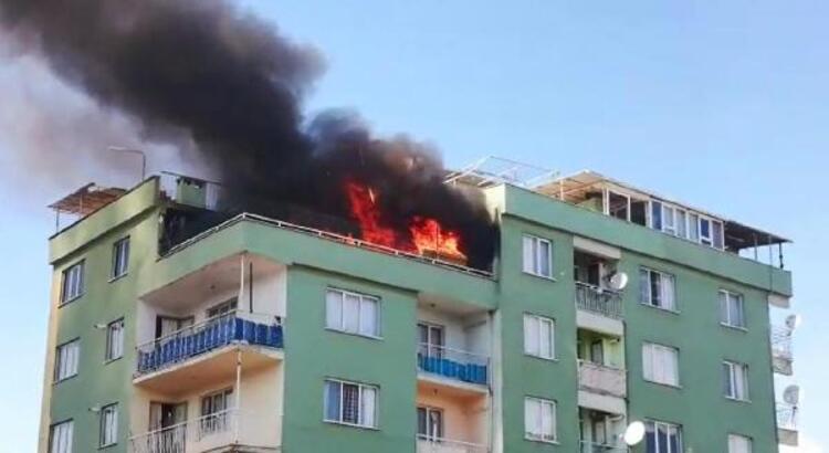 Bursa’da, 6 katlı binanın çatı katında yangın