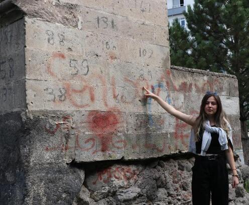 Osmanlı eseri tarihi çeşmeye sprey boyalarla zarar verildi