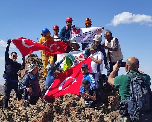 Tendürek Dağı'nın zirvesinde Türk bayrağı açıp, İstiklal Marşı okudular