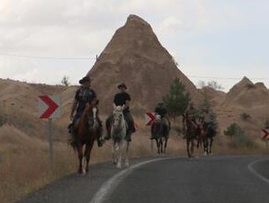 Ürgüplü İstiklal Gazisinin kabir toprağı at sırtında memleketine getirildi