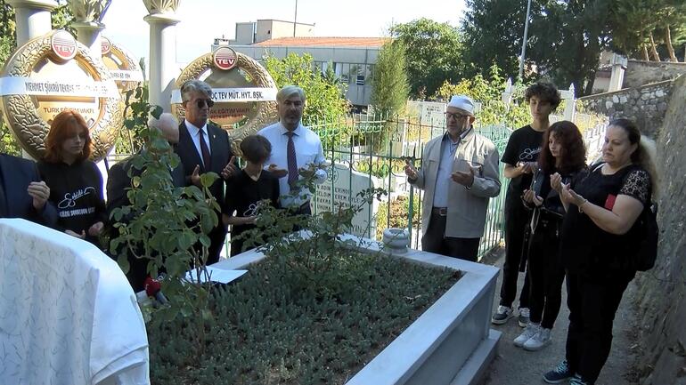 Zeki Müren, ölümünün 26'ncı yıl dönümünde kabri başında anıldı