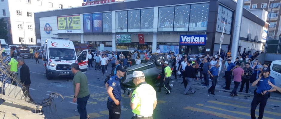 Rize'de devrilen kamyonetin sürücüsü ile çarptığı kişi yaralandı.