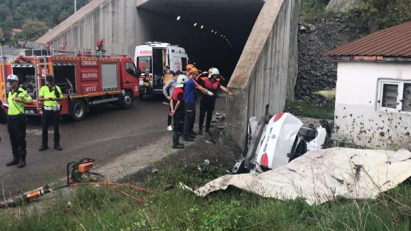 Otomobil tünel girişindeki duvara çarptı, sürücüsü öldü 