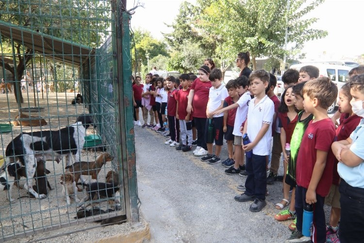 Hatay'da can dostlarına miniklerden ziyaret