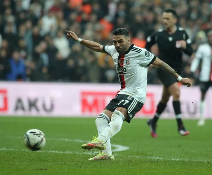 Beşiktaş yıldız futbolcusuyla yollarını ayırıyor