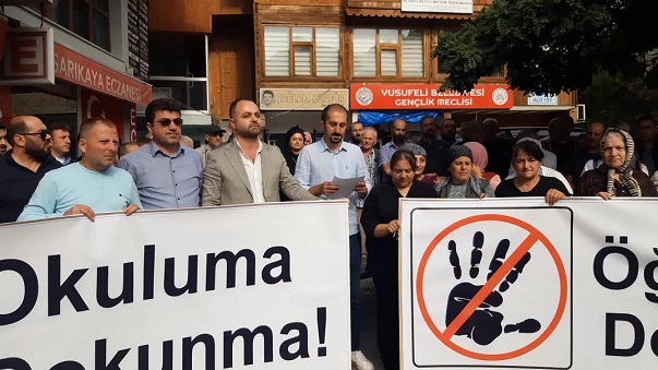 YUSUFELİ HALKI, İLÇEDEKİ OKULLARIN YENİ YERLEŞİM MERKEZİNE TAŞINMASINI PROTESTO ETTİ