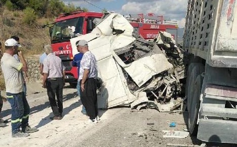 Adana'da zincirleme kaza: 3 ölü, 2 yaralı