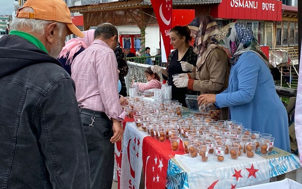 Saadet Partisi Kadın Kolları Mevlid Kandili'nde Lokma Dağıttı