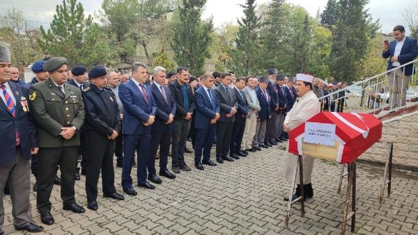 Kıbrıs gazisi askeri törenle toprağa verildi