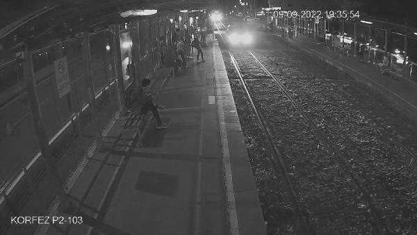 Otomobiliyle tramvay yoluna girdi; o anlar kamerada 