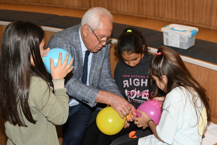 İzmir Karabağlar'da kız çocuklarına bilimli etkinlik