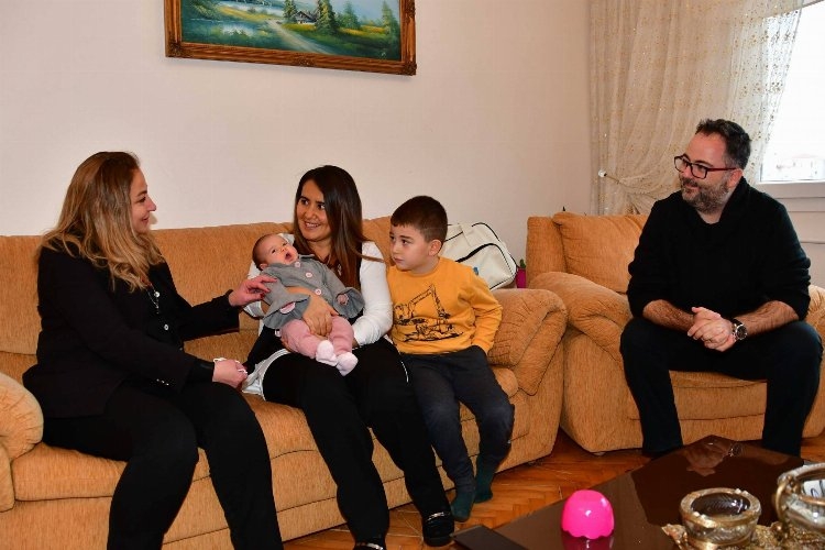 İzmr Narlıdere'de 'hoş geldin bebek' ziyaretlerine devam