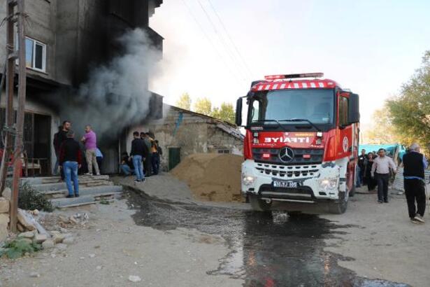 Yüksekova'da, binanın kazan dairesinde kaynak yapılırken yangın çıktı