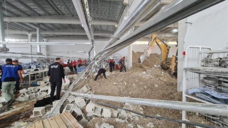 Fabrikada iş makinesinin çarptığı duvar yıkıldı: 5 işçi yaralı