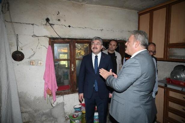 Vali Yılmaz, depremden evleri zarar gören vatandaşları ziyaret etti