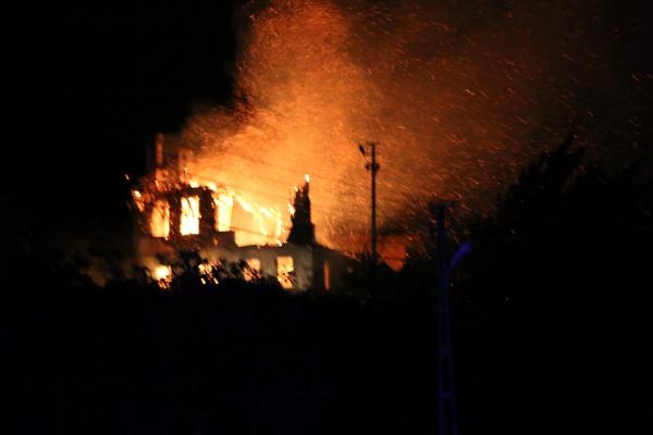 Tescil başvurusu yapılan tarihi ev, alev alev yandı