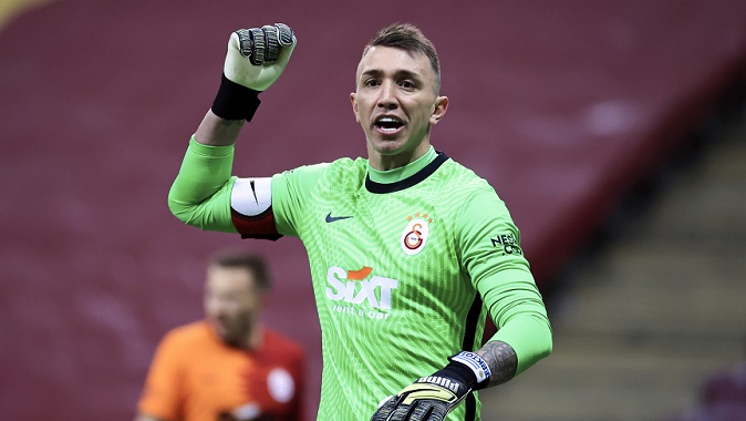 Mağlubiyet sonrası sözleri Galatasaraylıları ayağa kaldırdı: Sana yazıklar olsun Muslera