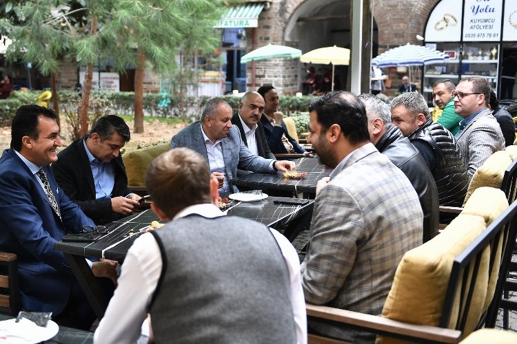 Bursa Osmangazi'de Başkan Dündar esnafı kahvaltıda dinledi
