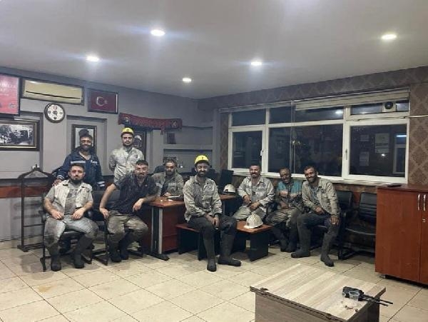 Madenci 8 arkadaşıyla çektirdikleri fotoğrafı paylaşıp, 'Geriye bir ben kaldım' yazdı - Yeniden