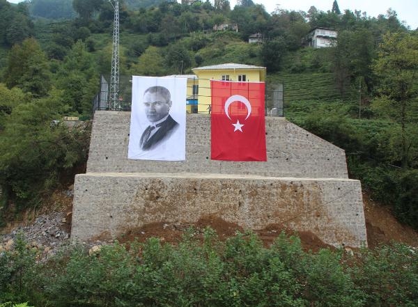 Rize'de heyelanda bahçesi çöken okulda 14 ay sonra eğitim başladı