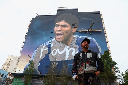 Doğum gününe özel dev Maradona resmi