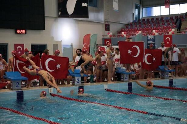 Gaziantep'te Cumhuriyetin 99. kuruluş yıldönümüne özel 99 dakika kulaç atıldı