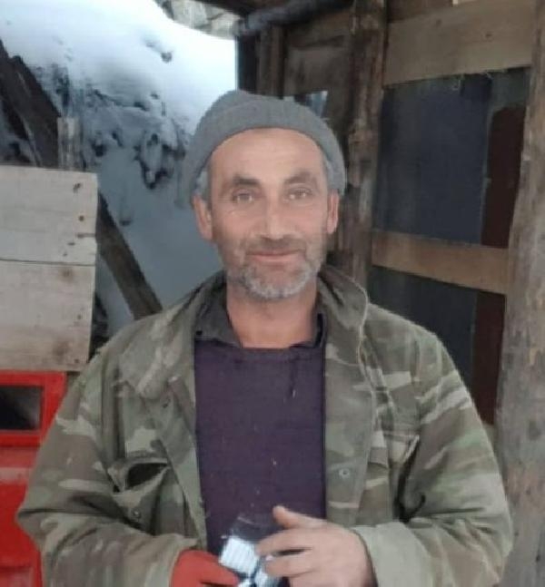 Husumetlisini öldürüp kaza gibi gösterdi, taziyede bulunup, mezarını kazdı