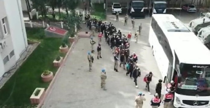 Sürücüsü 'dur' ihtarına uymayan minibüsten 45 kaçak göçmen çıktı