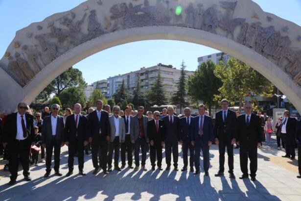 Edremit'te hayırseverin yaptırdığı Anıt Çeşme ve yeniden düzenlenen Kültür Meydanı açıldı