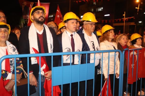 29 Ekim Cumhuriyet Bayramı'nda 'madenci bareti' ile yürüdüler