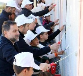 Belediye başkanı, ailesi ve öğrencilerle köy okulunu boyadı