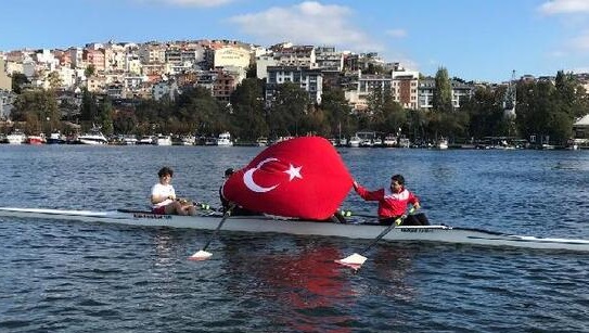 Haliç'te bayrak açan kürekçiler, Cumhuriyet'in 99. yılını kutladı