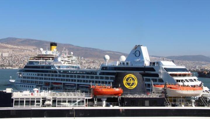İzmir'e 2 kruvaziyer gemisi ile toplam 3 bin 324 turist geldi