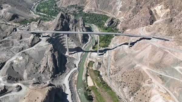 Türkiye’nin en yüksek ayaklı 2'nci viyadüğü açıldı